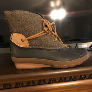 Navy blue Sperry duck boots